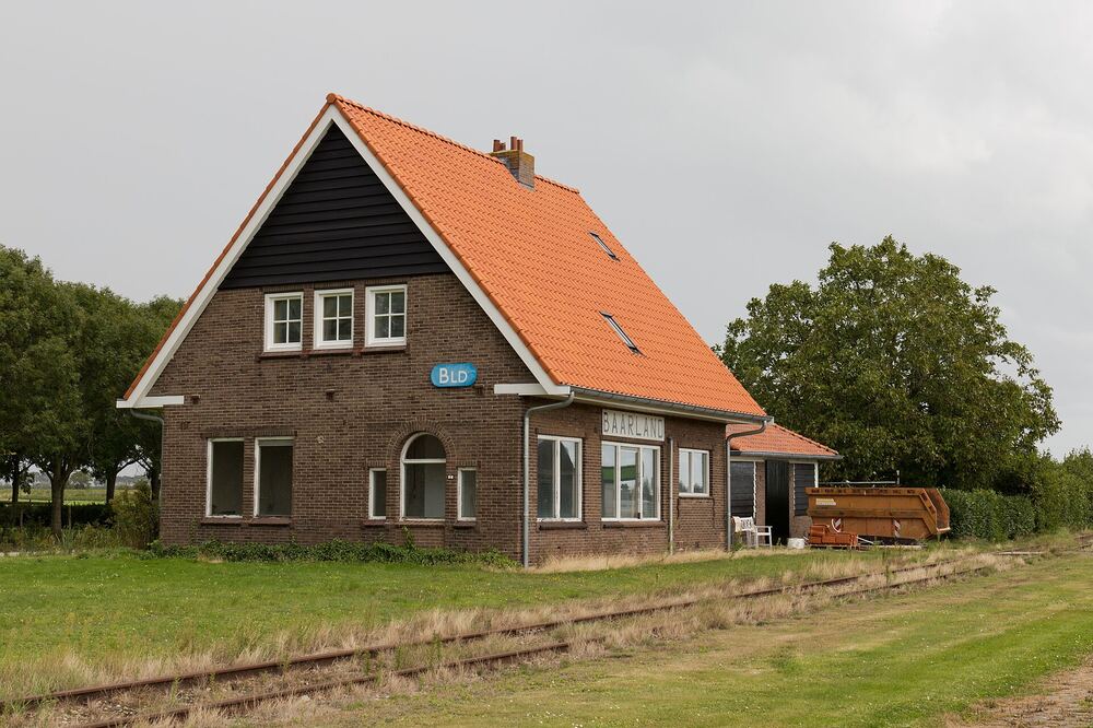 Het bakstenen gebouw van de voormalige halte Baarland langs het spoor